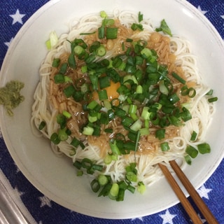 なめ茸で♪冷やし釜玉そうめん